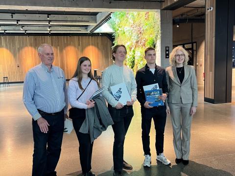 Magnús Magnússon reciving first price for best poster at the Master´s day in Engineering 2023.